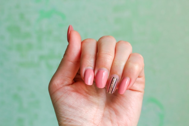 Uñas acrílicas antes de la corrección. Manicura antiestética.