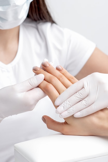 Uñas beige de mujer.