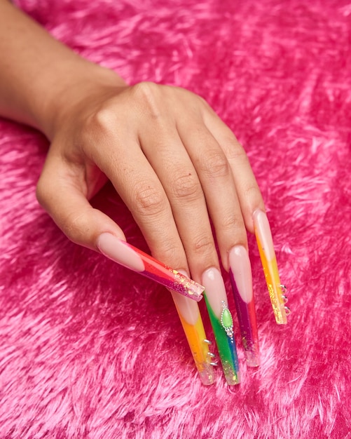 Uñas de gel esculpidas muchos colores