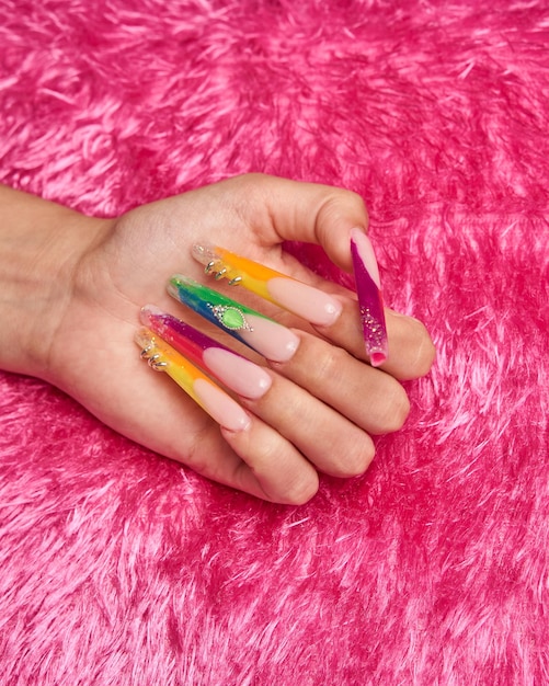 Uñas de gel esculpidas muchos colores