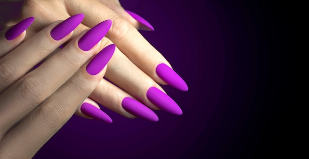 Uñas largas moradas