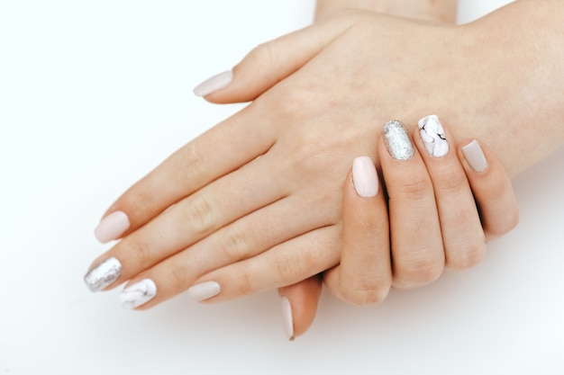 Uñas naturales, gel polaco. Manicura limpia perfecta