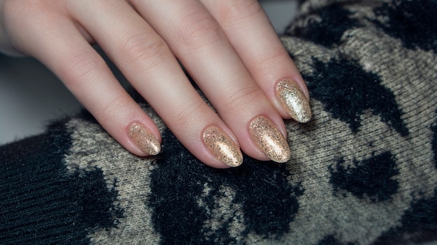 uñas de oro