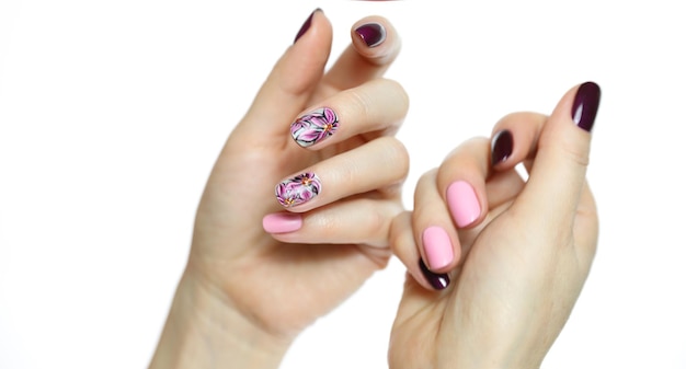 uñas rosadas con adornos