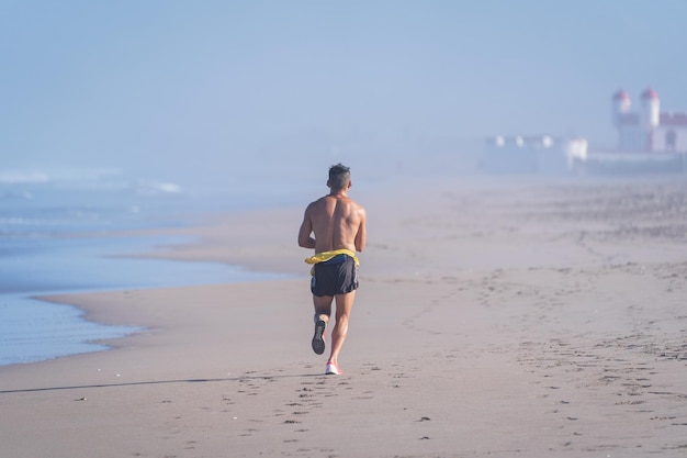 Unbekannte fitte Person läuft am Strand von La Serena Chile