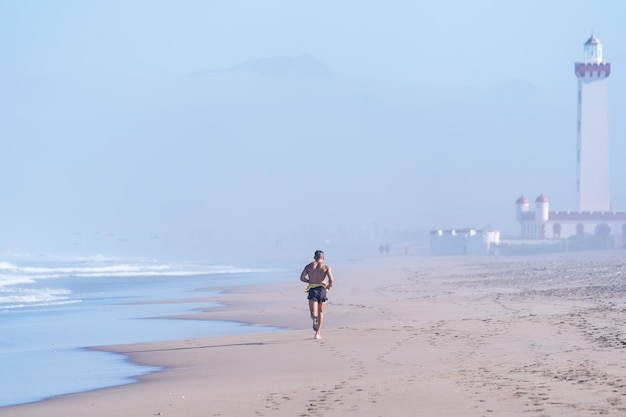 Unbekannte fitte Person läuft am Strand von La Serena Chile