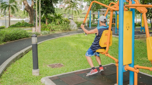 Unbekannter Mann, der am Abend im Benchakitti Park, der grünen Lunge von Bangkok, trainiert, Thailand?