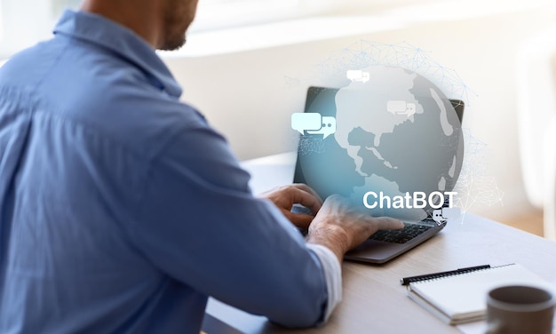 Unbekannter Unternehmer nutzt Chatbot auf Laptop im Büro