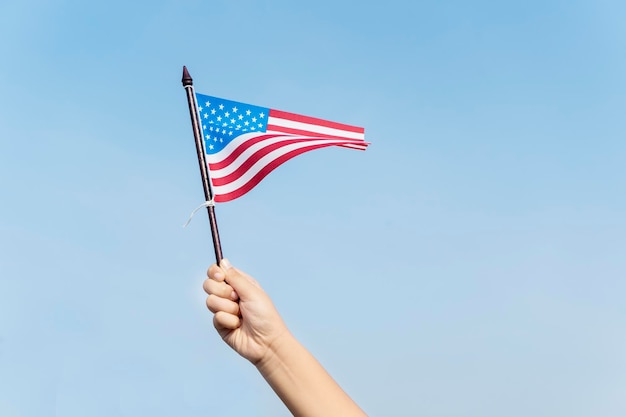 Unbekanntes Kind schwingt eine amerikanische Flagge