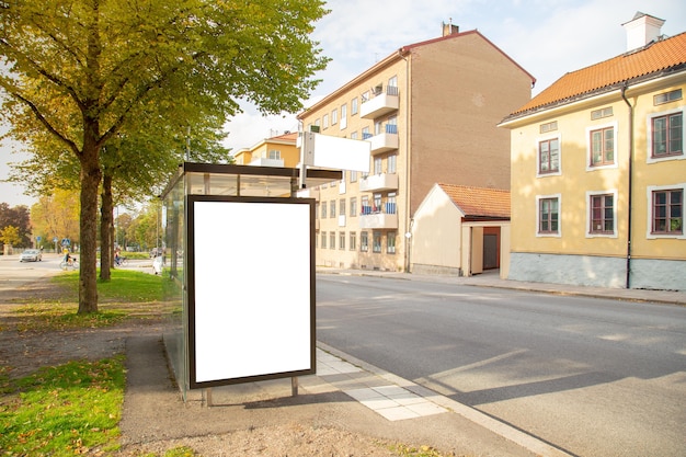 Unbelegter Anschlagtafelspott oben auf Stadt für Textnachricht oder Inhalt.