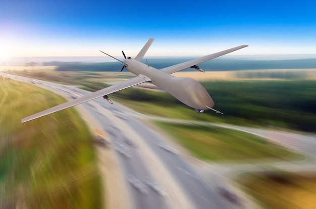 Foto unbemannte militärflugzeuge fliegen mit hoher geschwindigkeit über die autobahn und die stadt.