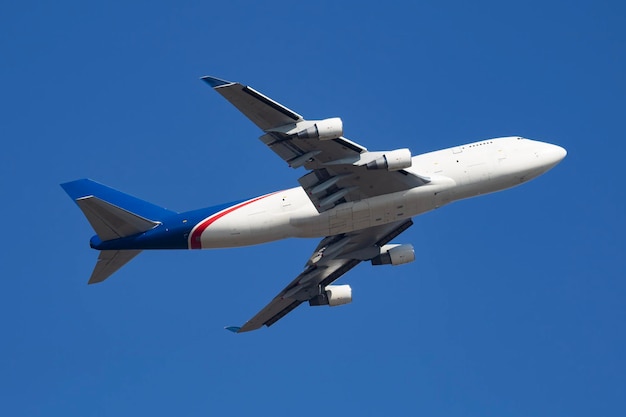 Unbenanntes Flugzeug, das im Himmelsfoto fliegt Flugzeug ohne Markierungen Frachtflugzeug ohne Titel