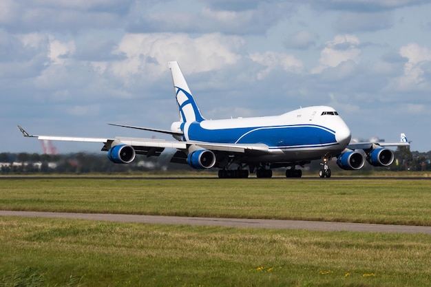 Unbenanntes Flugzeug Frachttransportflugzeug Flugzeuge ohne Titel am Flughafen Luftfahrtthema Landung und Ankunft