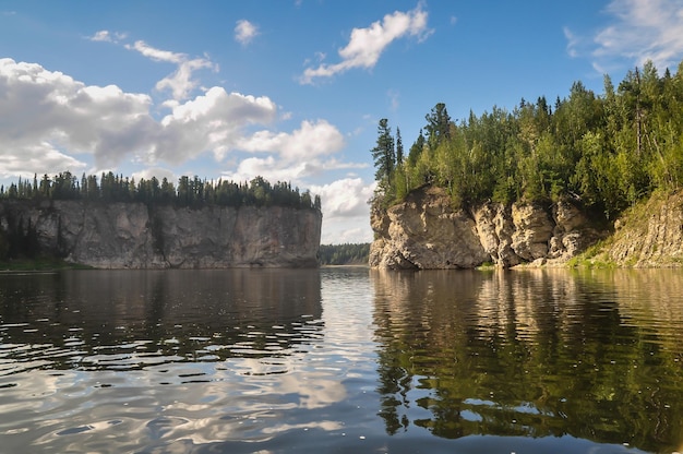 Unberührte Komi-Wälder malerische Klippen am Taiga-Fluss Shchugor