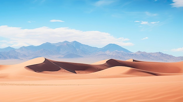 Unberührte Wüstenlandschaft mit Sanddünen und fernen Bergen