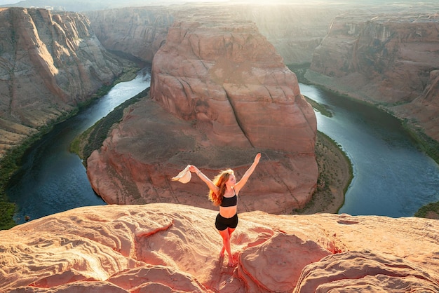 Unbeschwerte Amerikanerin am Grand Canyon Junge Frau mit Blick auf Horseshoe Bend Abenteuer Aktivurlaub im Freien