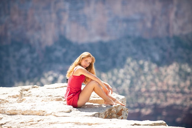 Unbeschwerte Frau im Grand Canyon Nationalpark Reise- und Abenteuerkonzept