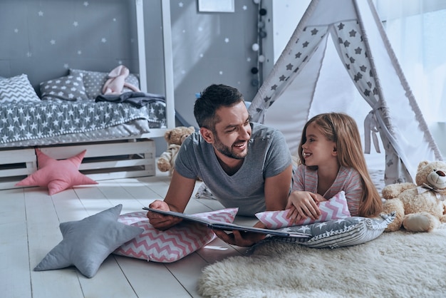 Unbeschwerte Zeit verbringen. Vater und Tochter schauen sich an