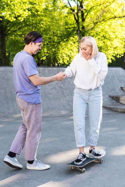 Unbeschwertes Teenagerpaar in einem Skatepark.