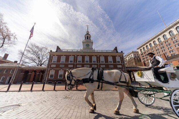 Unbestimmter reiter für touristenreiten vor der unabhängigkeitshalle. philadelphia