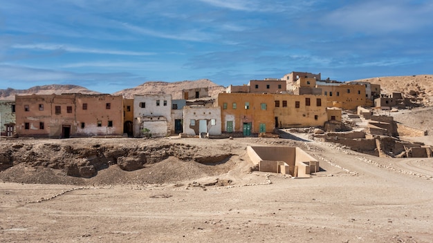 Unbewohntes Dorf Kurna (auch Gourna, Gurna, Qurna, Qurnah oder Qurneh) am Westufer des Nils gegenüber der modernen Stadt Luxor in Ägypten in der Nähe der Theban Hills