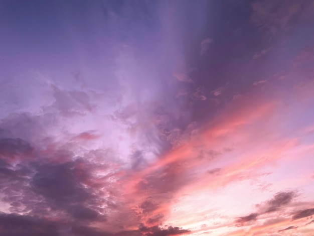 Foto und einen schönen romantischen sonnenuntergang am himmel