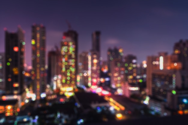 Foto undeutliche bangkok-nachtansicht mit wolkenkratzer im geschäftsgebiet in bangkok thailand