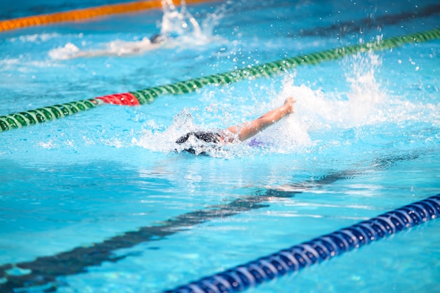 Undeutlicher Hintergrund des Spritzentropfenwassers auf Schwimmenrennen.