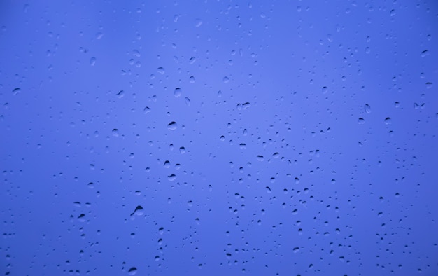 Undeutlicher und weicher Wassertropfenhintergrund auf Glas, an einem regnerischen Tag Wassertropfen auf dem Boden.