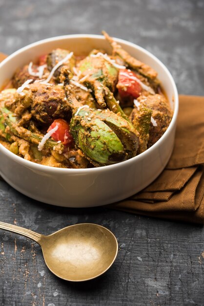 Undhiyu é um prato de vegetais mistos Gujarati, especialidade de Surat, na Índia. Servido em uma tigela com ou sem poori