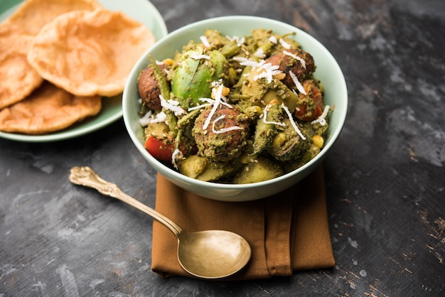 Undhiyu é um prato de vegetais mistos Gujarati, especialidade de Surat, na Índia. Servido em uma tigela com ou sem poori