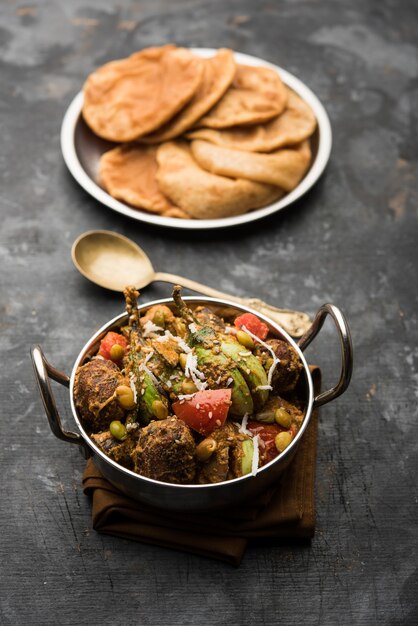 Undhiyu é um prato de vegetais mistos Gujarati, especialidade de Surat, na Índia. Servido em uma tigela com ou sem poori