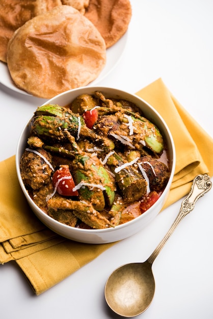 Undhiyu es un plato de verduras mixto gujarati, especialidad de Surat, India. Servido en un bol con o sin poori