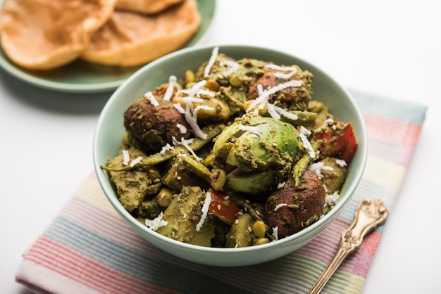 Undhiyu es un plato de verduras mixto gujarati, especialidad de Surat, India. Servido en un bol con o sin poori