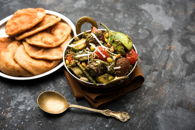 Undhiyu es un plato de verduras mixto gujarati, especialidad de Surat, India. Servido en un bol con o sin poori
