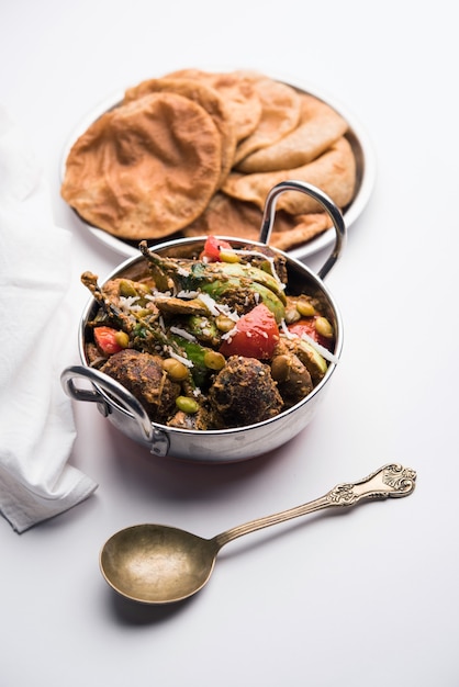 Undhiyu es un plato de verduras mixto gujarati, especialidad de Surat, India. Servido en un bol con o sin poori