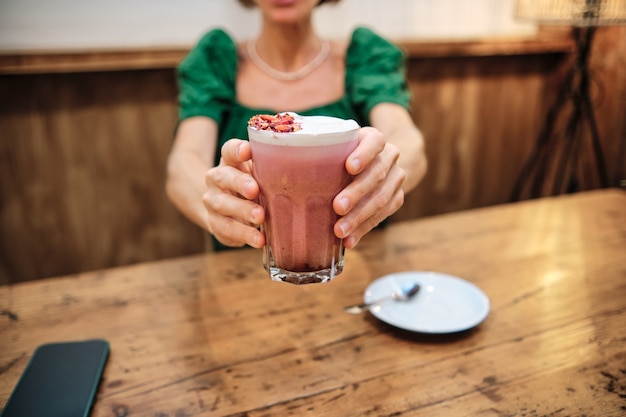 Unerkennbare Frau, die einen gesunden Smoothie zeigt