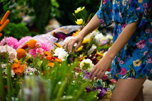 Unerkennbare Frau kauft Pflanzen in einem Blumenladen