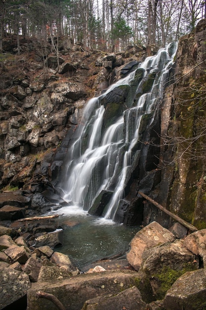 Unerwarteter Wasserfall am Fluss Schkotowka in der Region Primorje, Russland