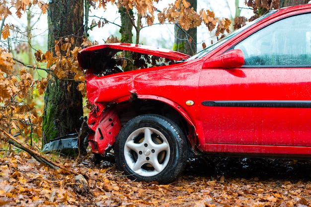 Foto unfall, auto gegen baum gekracht