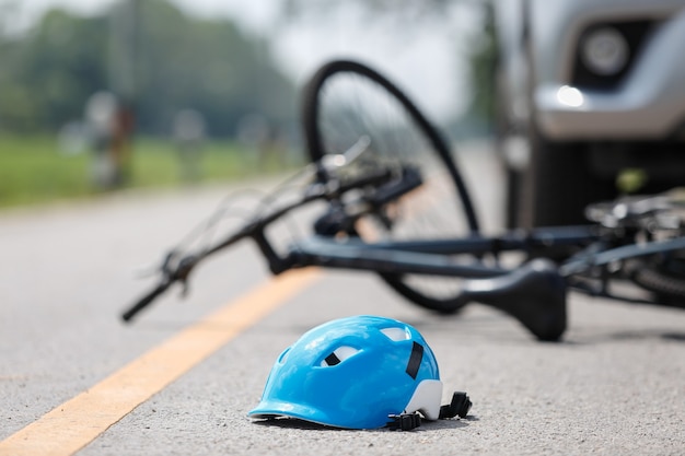 Unfall autounfall mit fahrrad auf der straße