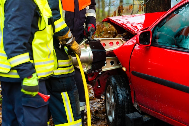 Unfall, Feuerwehr rettet Opfer eines Autos