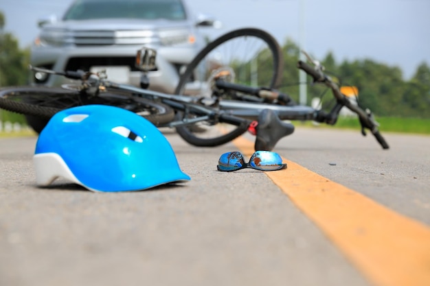 Foto unfallautounfall mit fahrrad auf straße