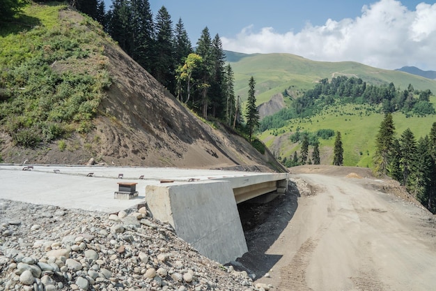 Unfertige Brücke in den Bergen