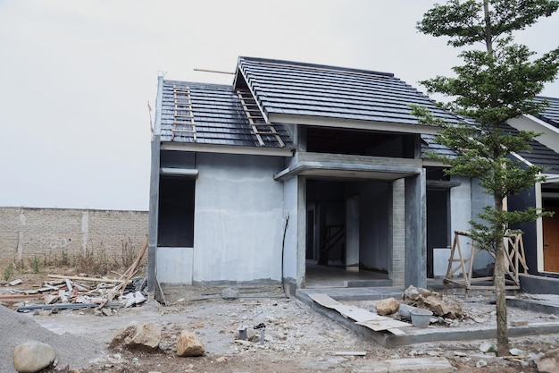 Unfertiges einstöckiges Einfamilienhaus in Wohnsiedlung. Hausbau.