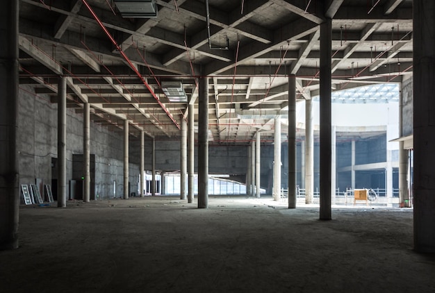 Unfertiges Interieur des im Bau befindlichen Geschäftszentrums in grauen Farben