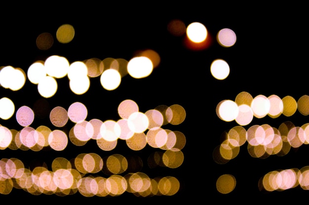 Unfokussierte beleuchtete Lichter in der Nacht