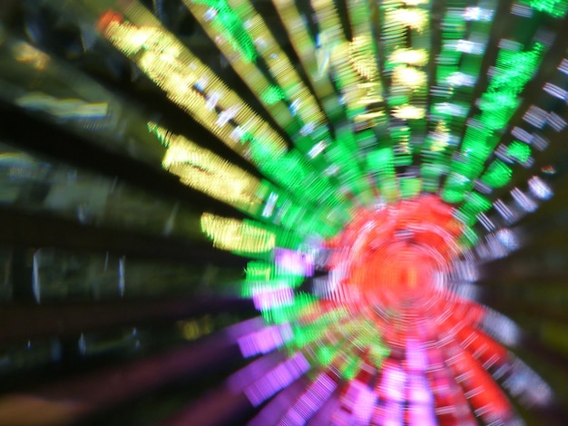 Foto unfokussiertes bild eines beleuchteten riesenrads in der nacht