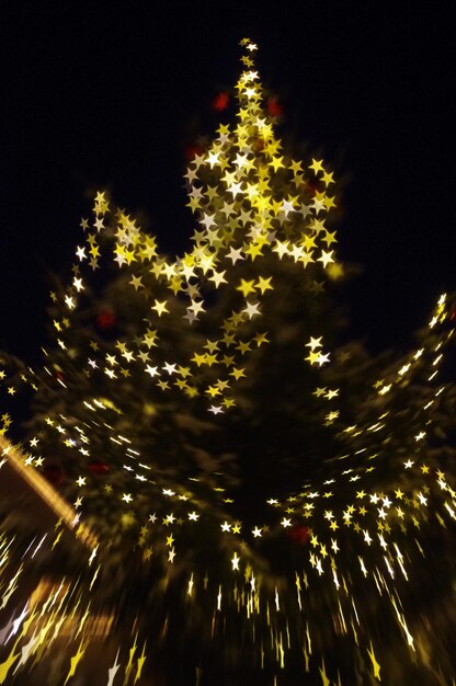 Foto unfokussiertes bild eines weihnachtsbaums vor klarem himmel