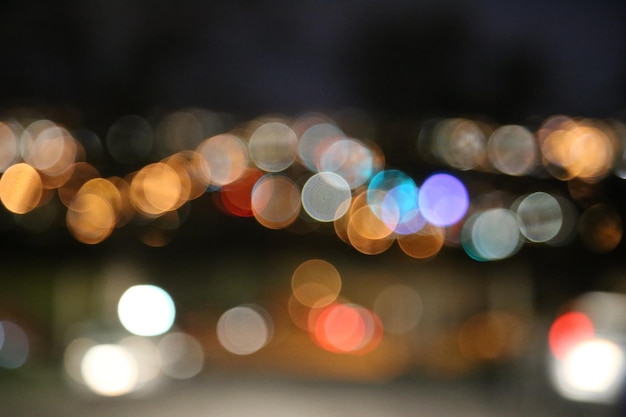 Unfokussiertes Bild farbenfroher leuchtender Lichter in der Nacht